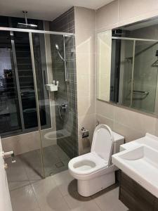 y baño con ducha, aseo y lavamanos. en Teega Suites #2203 Puteri Harbour Iskandar Puteri en Nusajaya
