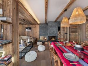 ein Wohnzimmer mit Tisch und Kamin in der Unterkunft Appartement neuf et spacieux, idéal pour familles, proche des pistes et calme montagnard - FR-1-570-14 in Levassaix