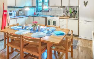 cocina con mesa de madera y sillas en Nice Home In Slvesborg With Wifi en Sölvesborg