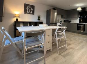 a kitchen and dining room with a table and chairs at Shrewsbury Townhouse with Open Plan Living in Shrewsbury