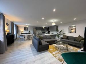 a living room with a couch and a table and a kitchen at Shrewsbury Townhouse with Open Plan Living in Shrewsbury