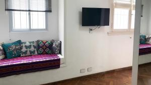 sala de estar con sofá y TV de pantalla plana en 3DEF0519 Hermoso departamento en increíble zona de Belgrano en Buenos Aires