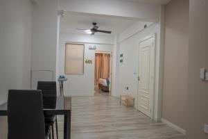 um quarto com um corredor com uma mesa e um tecto em Tourist Inn Grand em Malé