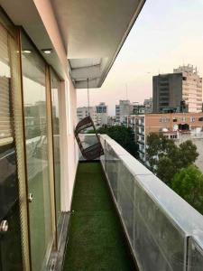 墨西哥城的住宿－Elegante PH minimalista en Parque México，大楼一侧带吊床的阳台