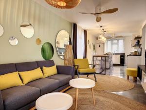 - un salon avec un canapé et une table dans l'établissement Sunkissed - Brand New Beach apartment located 50m from beach, à Flic-en-Flac
