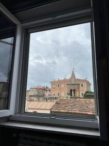 uma vista de um edifício a partir de uma janela em Casa Anita em Mentana