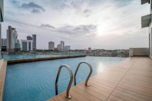una piscina en la azotea de un edificio en KSL City Mall Bathtub 1-4pax Netflix JB City en Johor Bahru