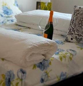 Un primer plano de una cama con toallas. en Appartment Lodged Mamma Maria, en Mattarello
