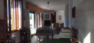 扎霍拉的住宿－Chalet en Zahora/Caños de Meca，厨房以及带桌椅的用餐室。