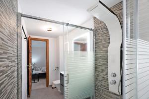 ロス・レアレホスにあるCasa Hola Marのバスルーム(ガラス張りのシャワードア、トイレ付) +23枚の写真