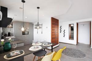 uma cozinha e sala de jantar com mesa e cadeiras em Casa Hola Mar em Los Realejos