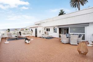 un patio avec des chaises et des tables dans un bâtiment dans l'établissement Casa Hola Mar, à Los Realejos