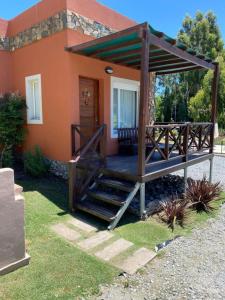 een veranda van een huis met een houten terras bij Icalma De La Sierra in Tandil