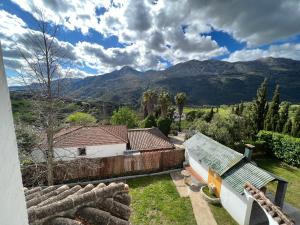 Vistas a una casa con montañas en el fondo en Casa Jara, en Jimera de Líbar