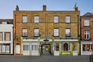 un gran edificio de ladrillo con una corona de Navidad en The Christopher Hotel, Eton, en Windsor