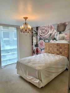 een slaapkamer met een bed met een bloemenmuur bij Wonderful apartment next to Independence Monument in Mexico-Stad