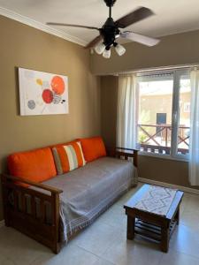 sala de estar con sofá y ventilador de techo en Icalma De La Sierra en Tandil