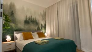 ein Schlafzimmer mit einem Bett mit zwei Kissen darauf in der Unterkunft Apartament Park in Przemyśl