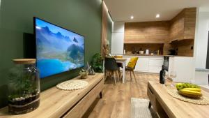 salon z dużym płaskim telewizorem na ścianie w obiekcie Apartament Park w mieście Przemyśl