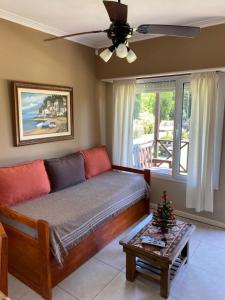 uma sala de estar com um sofá e uma mesa em Icalma De La Sierra em Tandil
