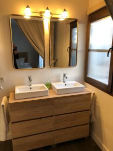 łazienka z 2 umywalkami i dużym lustrem w obiekcie La Charola w mieście Úbeda