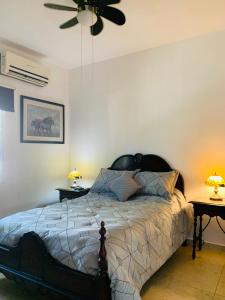 - une chambre avec un lit et un ventilateur de plafond dans l'établissement La Casa de Leo Recamara 1 Villa Cardiell QROO, à Playa del Carmen