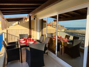 patio con mesa y sillas en el balcón en Seaview Luxury Penthouse Mare, en Sal Rei