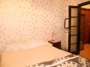 1 dormitorio con 1 cama y una pared con flores en Sidereus, en Roma