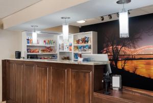 A kitchen or kitchenette at Red Roof Inn Tupelo