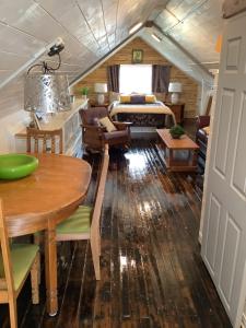 a dining room and living room in a tiny house at Le vieux poulailler édifice patrimonial New-Richmond Gaspesie in New Richmond