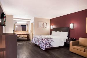 מיטה או מיטות בחדר ב-Red Roof Inn Tupelo