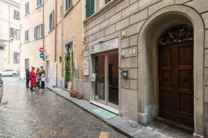 Un groupe de personnes marchant dans une rue à côté d'un bâtiment dans l'établissement Cozy apartment near Ponte Vecchio, à Florence