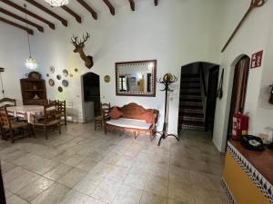 ein Wohnzimmer mit einem Sofa und einem Tisch in der Unterkunft Casa Lirios in Jimera de Líbar