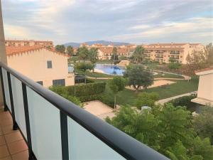 einen Balkon mit Blick auf den Innenhof in der Unterkunft Apartamento Golf PANORAMICA in Sant Jordi