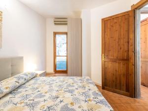 維拉西繆斯的住宿－VILLA CLAUDIO e LUNETTA，一间卧室配有一张床和一扇木门