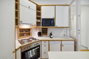 A kitchen or kitchenette at Big spacious central apartment in Vienna