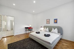 A bed or beds in a room at Big spacious central apartment in Vienna