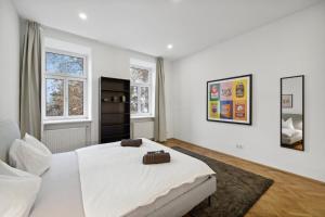 A bed or beds in a room at Big spacious central apartment in Vienna
