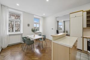 A kitchen or kitchenette at Big spacious central apartment in Vienna Még 12 kép