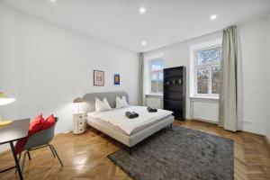 A bed or beds in a room at Big spacious central apartment in Vienna