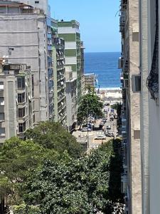 vistas a una calle de la ciudad con edificios y al océano en My House Copacabana, en Río de Janeiro