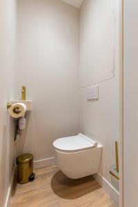 een badkamer met een wit toilet in een kamer bij Cosy Appart - 3BR6P Jardin du Luxembourg Odeon in Parijs