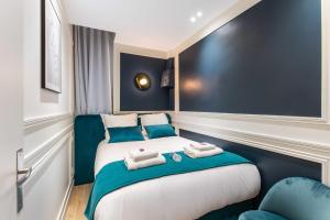 1 dormitorio pequeño con 1 cama y 1 silla en Cosy Appart - 3BR6P Jardin du Luxembourg Odeon en París