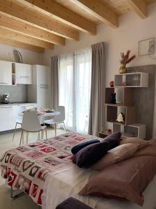 sypialnia z dużym łóżkiem i jadalnią w obiekcie Brothers' Suites w mieście Pisogne