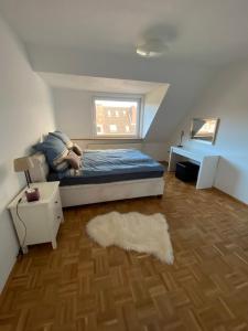 a bedroom with a bed with a person laying on it at Findorff in Bremen