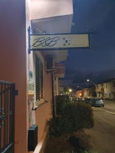 ein Schild an der Seite eines Gebäudes in der Nacht in der Unterkunft B&b Paolo e Daniela in Carbonia