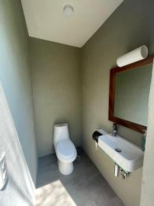 La salle de bains est pourvue de toilettes et d'un lavabo. dans l'établissement Punta Santa Maria, à Santa María del Oro