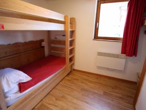 a bedroom with two bunk beds and a window at Appartement 3* avec terrasse plein sud, proche pistes et commerces à Chamrousse - FR-1-549-92 in Chamrousse