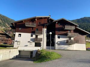 duży budynek z balkonami z boku w obiekcie Bel appartement à Châtel près du centre et des télécabines, avec Multi Pass été à 3€/jour/personne - FR-1-693-63 w mieście Châtel
