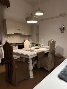 een keuken met een tafel en stoelen in een kamer bij Siqillya Etna in Linguaglossa
